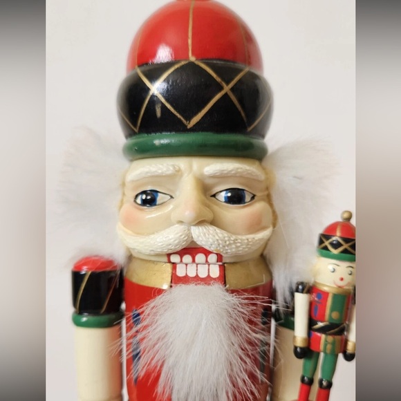 Festive Nutcracker Soldier 16โ with Miniature soldier ๐ฒ๐
๐ฒ - Picture 6 of 10